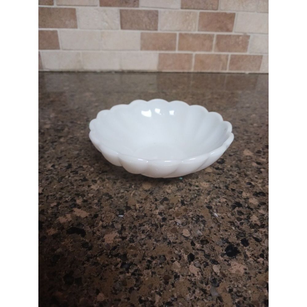 Vtg Hazel Atlas Milk Glass White Opaque Swirl Scalloped Dessert Trinket Bowl 5"‎